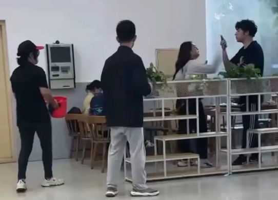 男女互殴，男生错？江苏师范大学食堂占座引发男女互殴，真的完美解释了“全力以赴是我