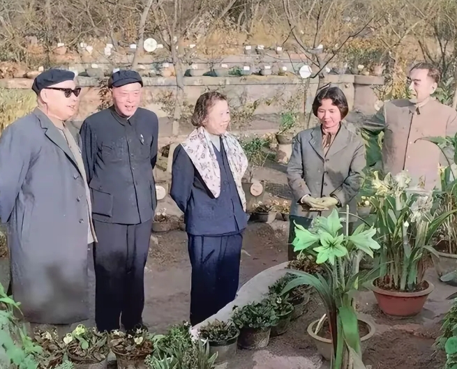 珍贵的彩照，应该不是上了色，看起来很自然。

60年代，周恩来总理、陈毅副总理到