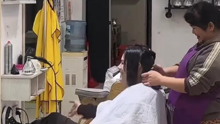 向佐终于去找晓华剪头发了