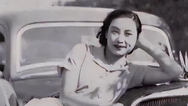 她白天做戴笠秘书，晚上做秘密情人，同居两年背叛出国仍安然无恙