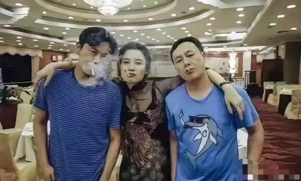 近日，有网友惊讶地发现，宋佳与张颂文私下的状态与他们在电视剧中的形象截然不同。这