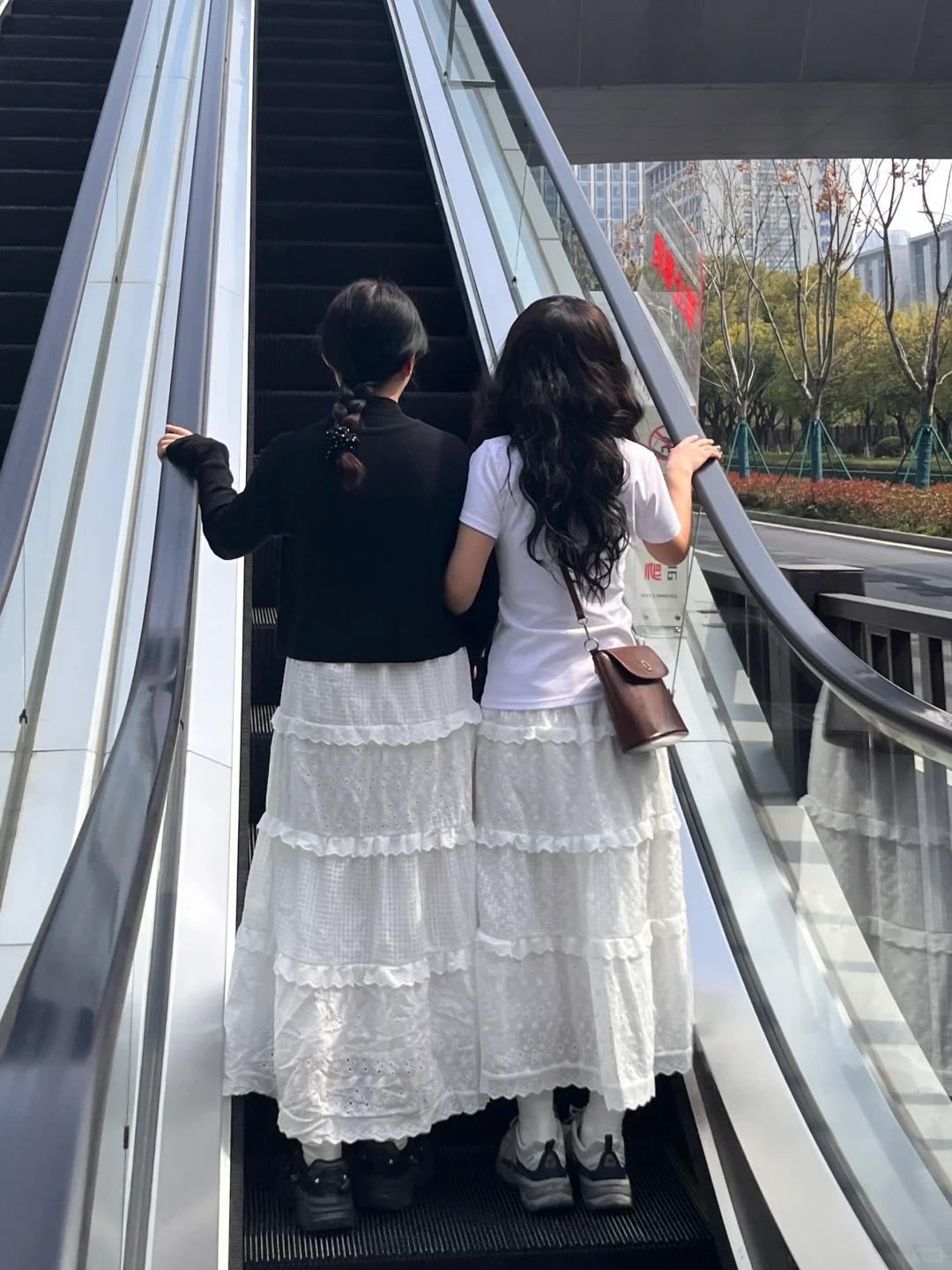 这就是所谓的精致土吗？？？
室友拍的我和闺蜜，感觉肉眼看自己看挺好看的啊！怎么照