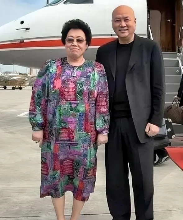 我滴妈哟，这一比较，简直让人惊掉下巴！看看这对恩爱夫妻在机场的照片，身材差异简直