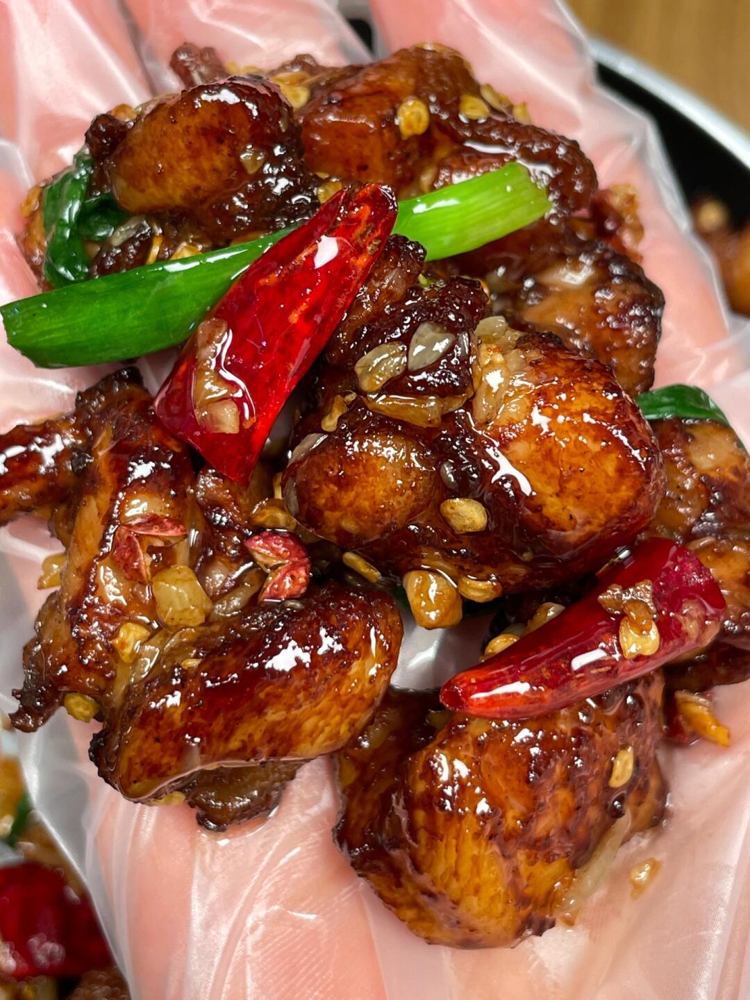 香喷喷的麻辣鸡丁，巨香巨好吃！
鸡丁麻辣鲜香 ，香辣下饭，配米饭我能吃两大碗 大