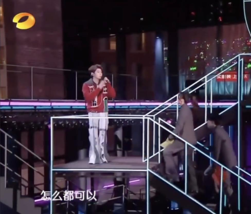 王源在湖南卫视算是播出事故了吧！

他一个专业歌手，在晚会上唱歌居然会存在这么大
