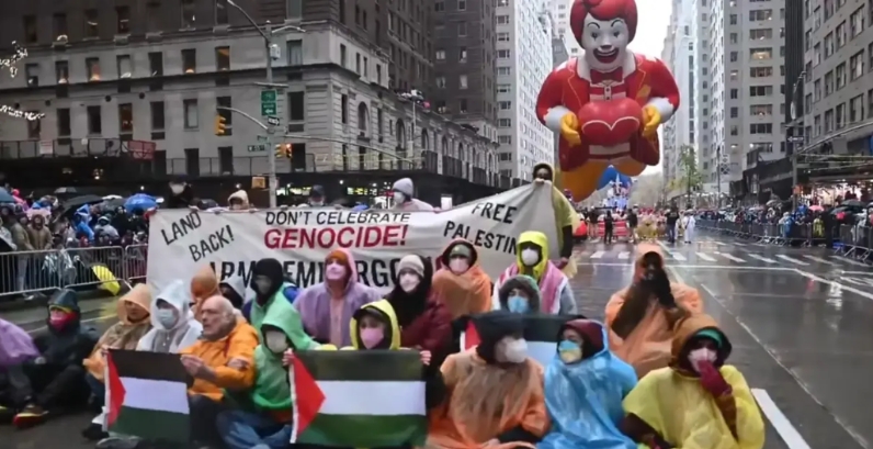 在美国纽约，几名巴勒斯坦恐怖分子哈马斯支持者挡住了感恩节花车巡游的道路，引起了众