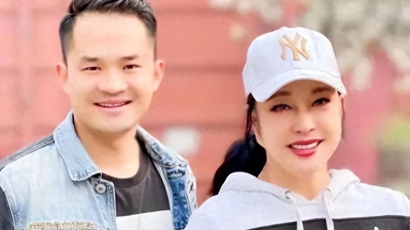 刘晓庆前男友直播讨债，称压力大已脱发，网友锐评：中年老叶珂