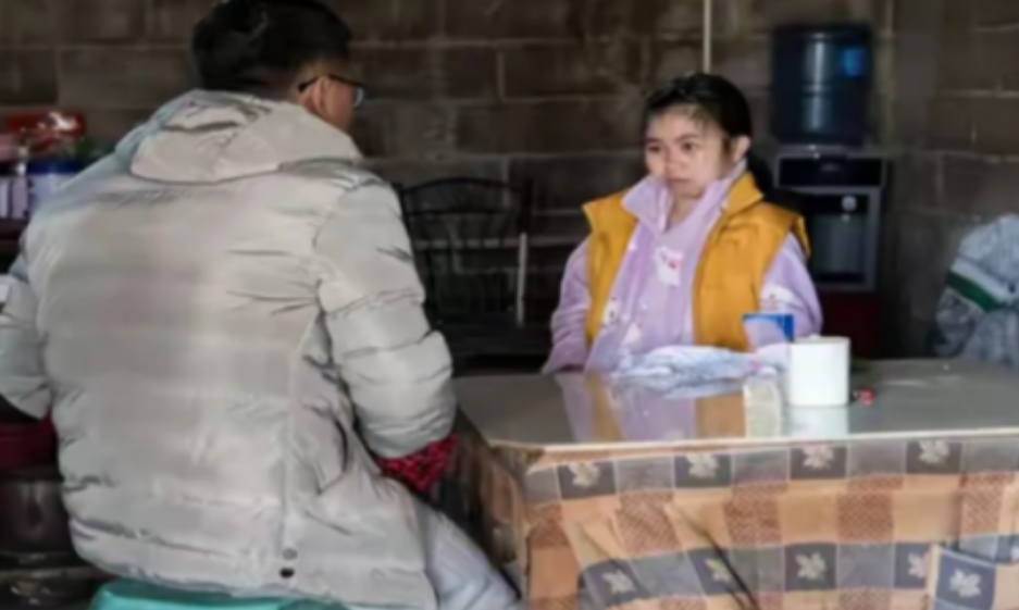 2019年，陕西男子奔赴千里来到重庆向女网友表白，虽然女孩双腿残疾，家里人靠捡废