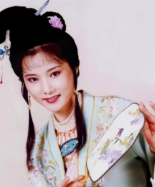 1983年，何赛飞去老师家做客时，看见老师家的照片中的四个儿子，突然萌生了要成为