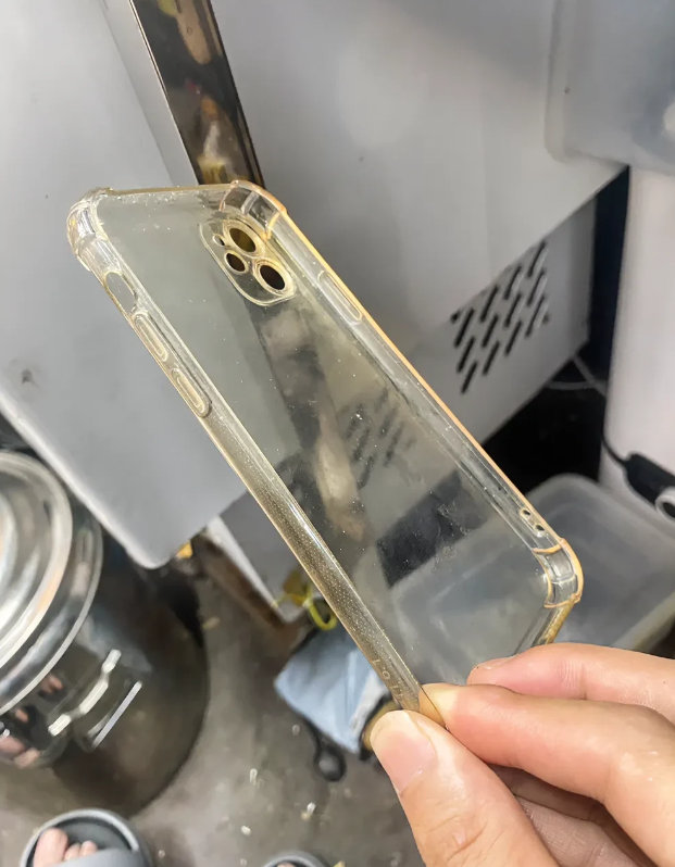 一直有个疑惑，为什么这样的手机套用一段时间会发黄，有什么办法变白没有，反正两三块