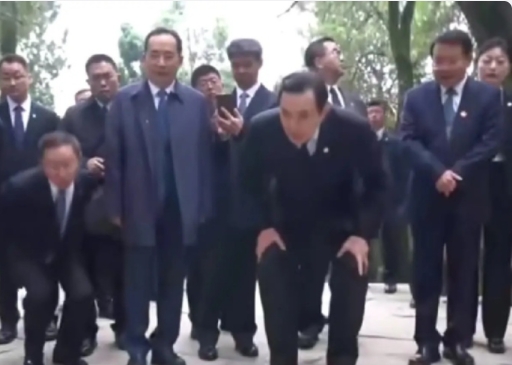 马英九一行清明节赴轩辕黄帝陵祭拜，在路上马被一首刻在石头上的诗深深吸引，乍眼一看