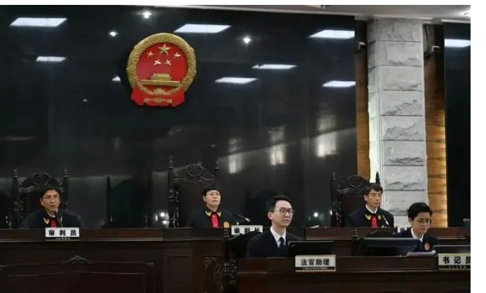 湖南平江，一老人骑电动车外出发生交通事故，老人受伤，两车受损。经交警部门鉴定，对