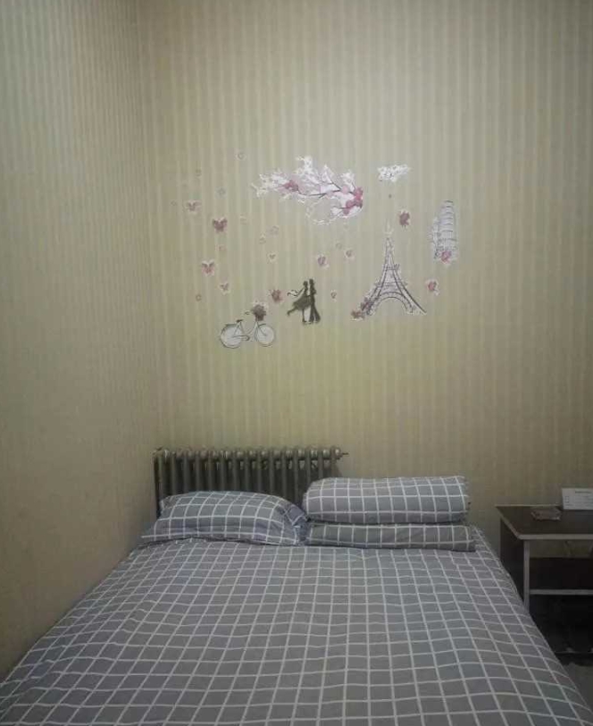 河南南阳，男子半夜下了火车后，在旅馆开了个房间，半夜他睡不着，竟然按着旅馆的小卡