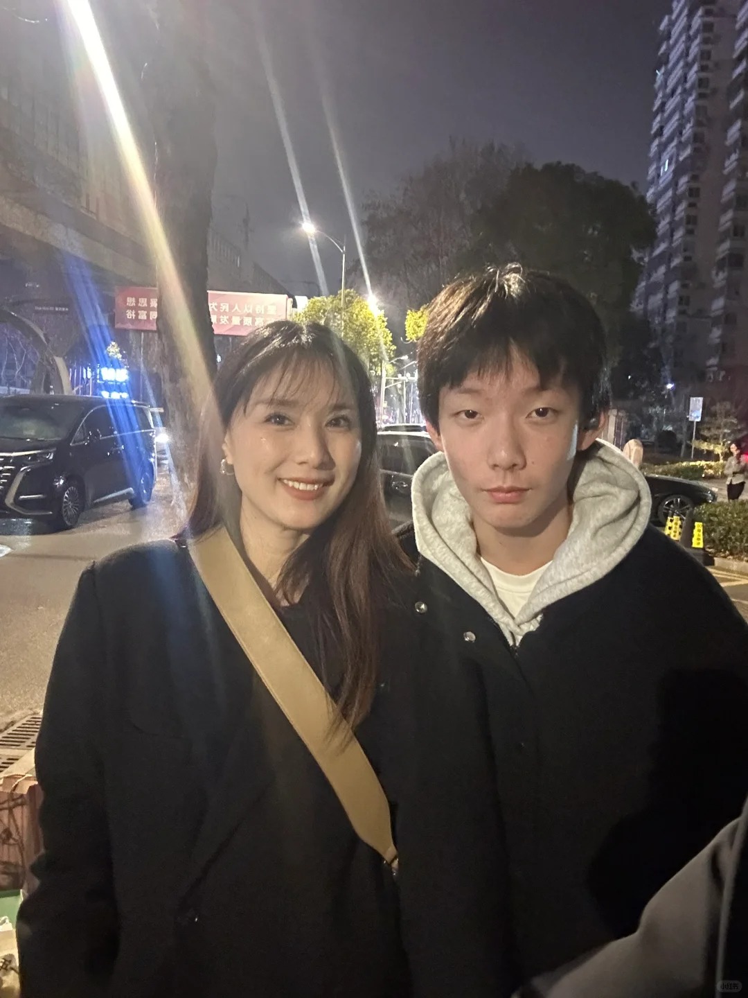 儿子的朋友圈
真是笑死了
儿子发了我们俩合影的这几组照片

回来跟我说
他一起打