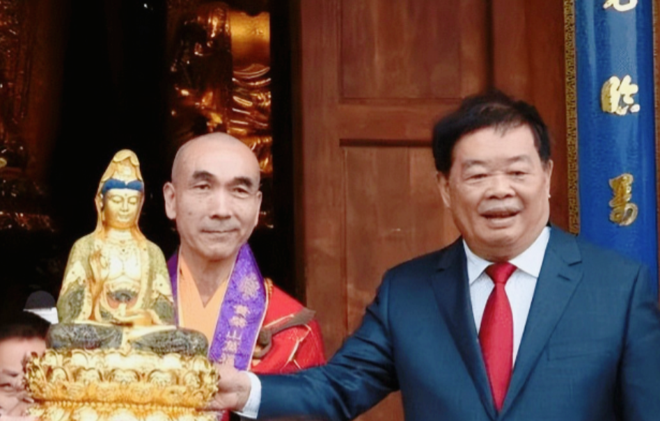 2016年，曹德旺和王石一起参观万福寺，寺庙破败不堪，方丈说：重修寺庙需要160