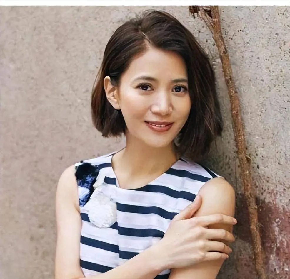吴君如曾对袁咏仪说：你当年刚走红的时候到处耍大牌，目中无人，也不把导演放在眼里，