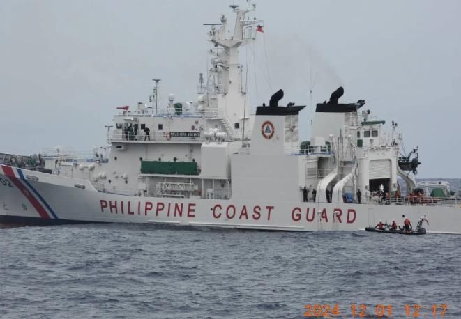 11月28日，菲律宾海警9702船和4411船伙同多艘渔船打着捕鱼的幌子非法冲闯