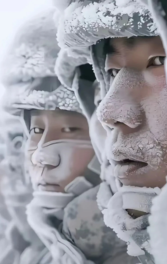画面里，他们穿着厚重的军装，在冰天雪地的边疆站岗。

那风，像刀子似的刮，雪，没