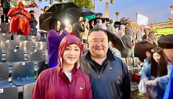 杨澜作为知名媒体人，在主持领域成就斐然。她与丈夫吴征携手走过多年。近日，夫妇俩同