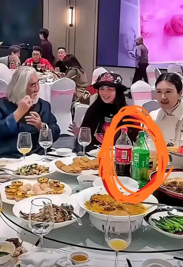 73岁张纪中为四女儿摆满月酒的现场。

重点是桌上的饮料，而且这饮料超市喜欢卖的