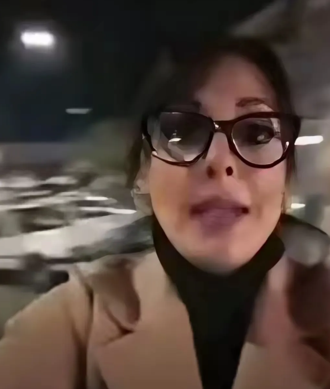 继女明星上街被要求必须有男性亲属陪伴之后。
叙利亚反对派女记者米蕾拉·沙纳布发布