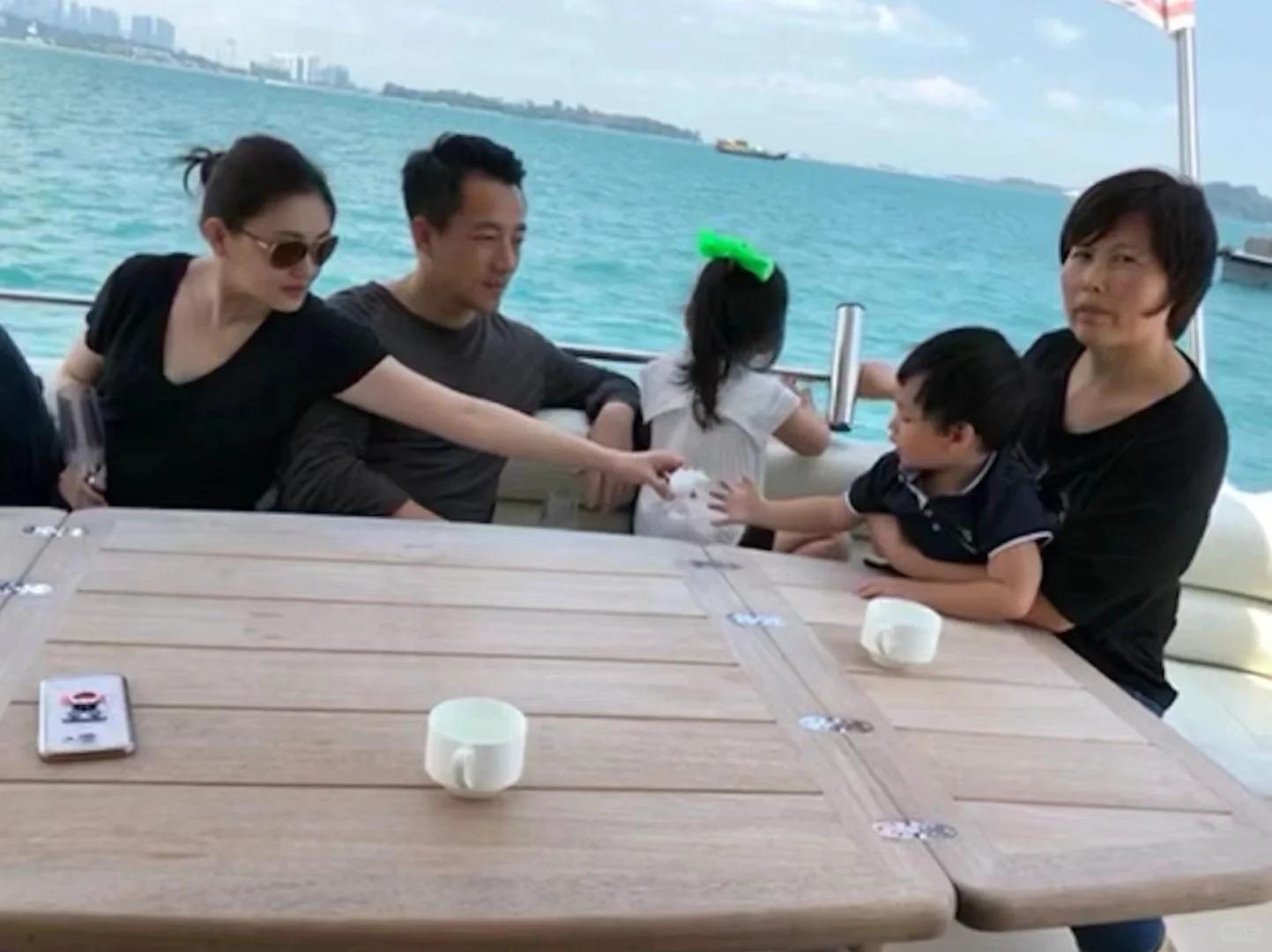 omg❗原来小杨阿姨真的一直都在啊！！
无意间刷到一张照片，是大S汪小菲带两个孩