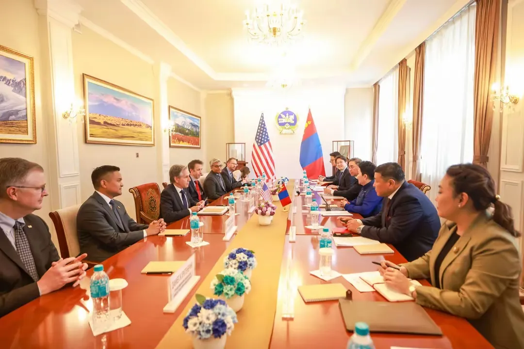 美国国务卿布林肯刚访问了蒙古国。蒙古国对布林肯的到来挺期待的，一直把美国挂在嘴边