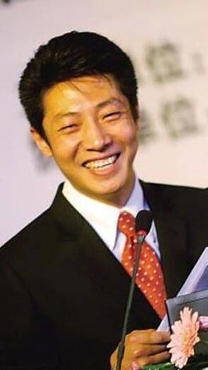 撒贝宁机场现身，行李沉重尽显绅士风