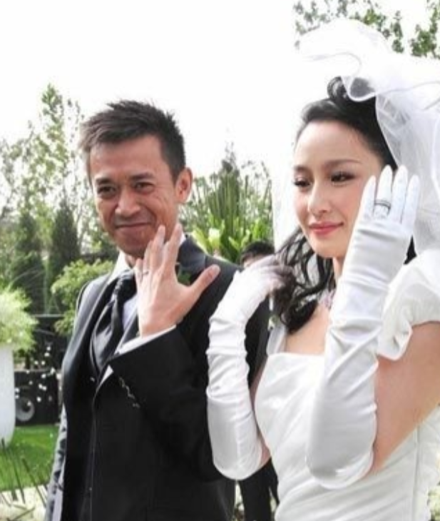 2009年，38岁的王学兵娶了31岁的美女孙宁。结婚时，孙宁又买房又办婚宴。结果
