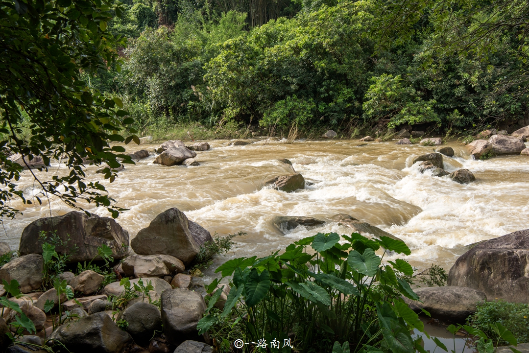 实拍肇庆片“九寨沟”，壮观瀑布倾泻而下，奇石错落有致，自然风光非常旖旎