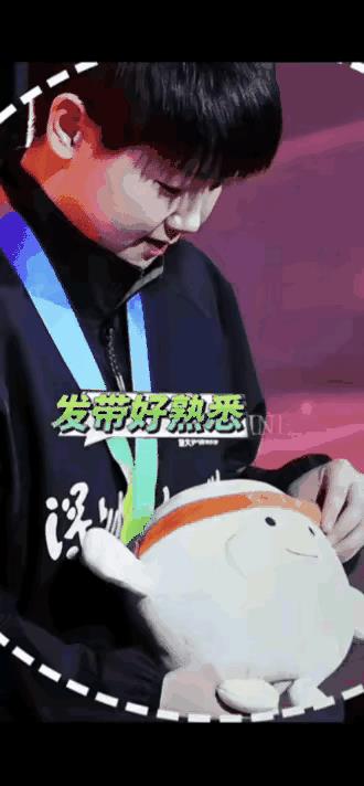 从孙颖莎和王楚钦拿到吉祥物的第一反应，就能看出两个人的默契度。
莎莎拿过吉祥物