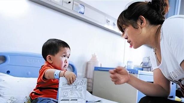 72厘米吴康：定格1岁童颜的36岁男人，手掌还没有别人拇指大