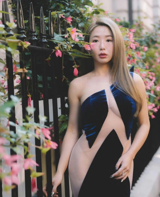 郭书瑶看秀好拼啊，这和真空有啥区别，好担心她走光。