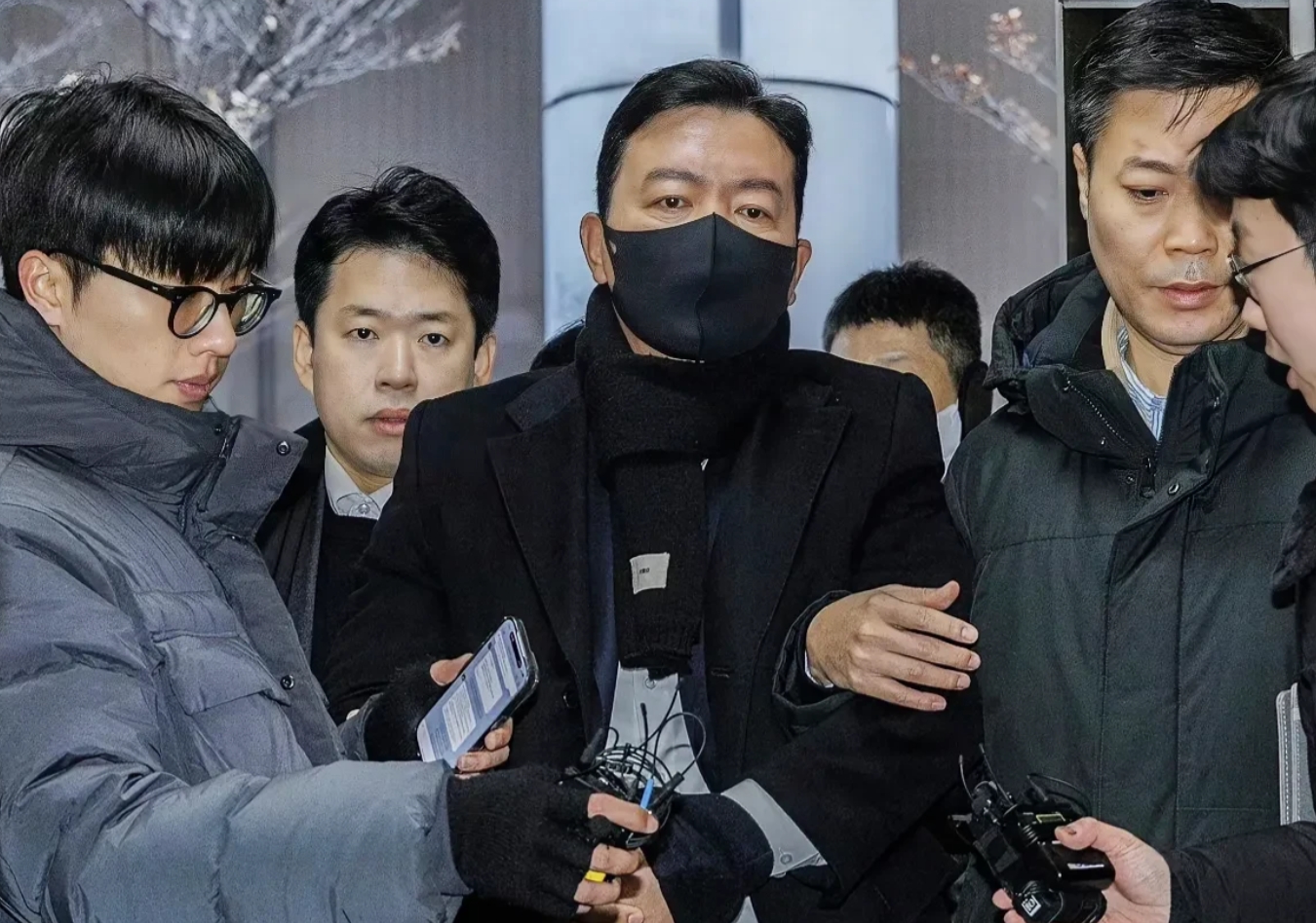 总统府警卫处次长金成勋回忆说：
尹锡悦曾安排大家：只要他们攻破大门就立即开枪，警