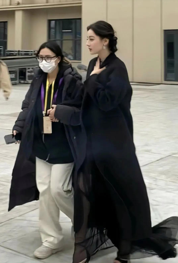 迪丽热巴美得仿佛来自另一个世界，与旁人形成鲜明对比

迪丽热巴的美仿佛带着异域的