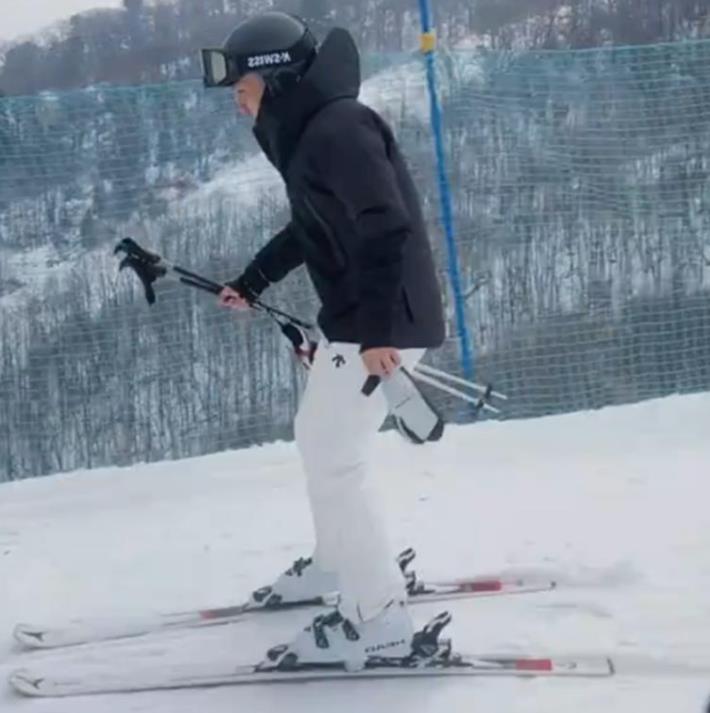 张馨予东北滑雪，何捷手把手教老婆语气超级温柔。
 
何捷选择现在的职业不无道理，