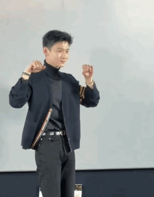 家人们谁懂啊！刚刷到白敬亭营业跳舞的视频，真的要被他可爱晕！

视频里，他那认真