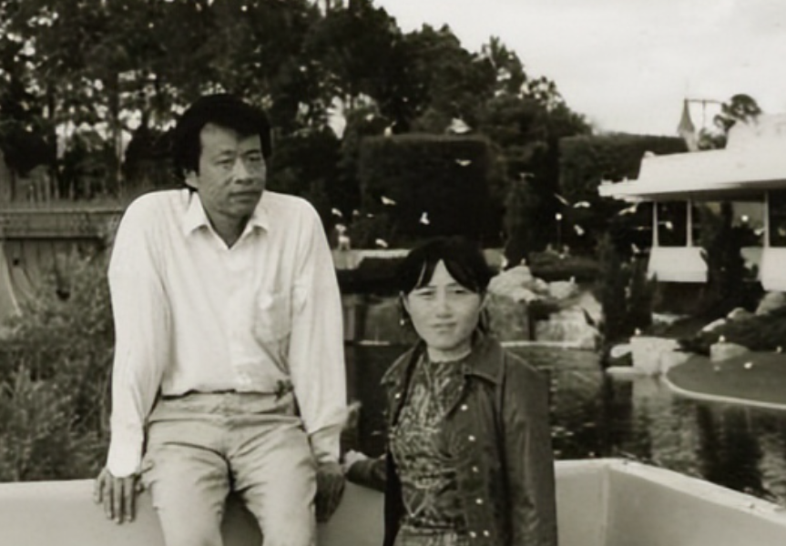 1980年，“中国第一性学家”李银河嫁给了，丑不拉几的清洁工王小波，婚前他们约定