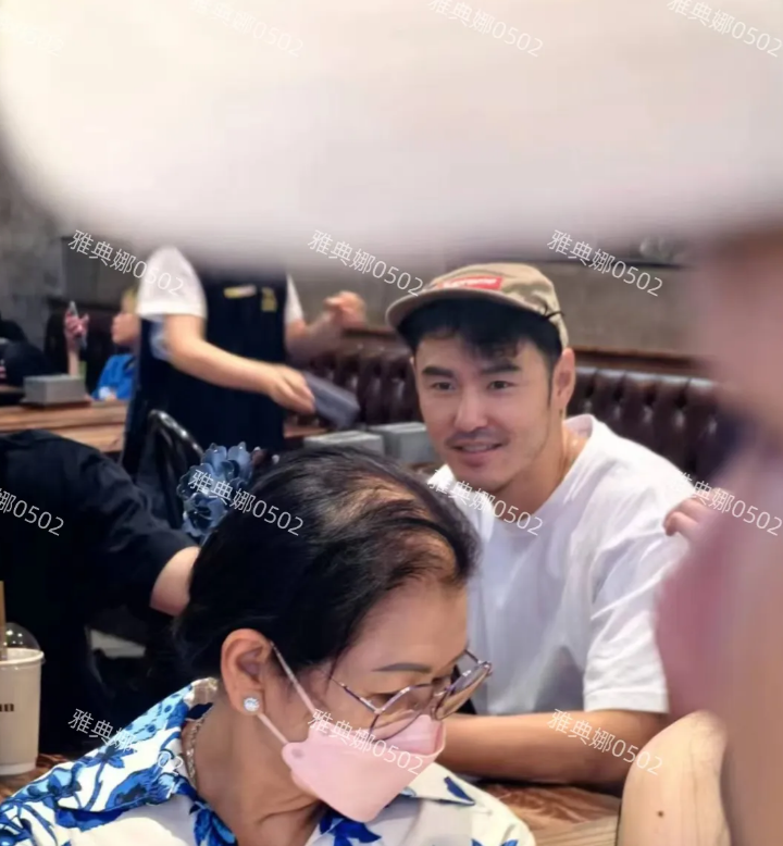 泰国吃饭偶遇阮经天，没想到他身材那么好，身高超过1米85，天生衣架像个模特一样。