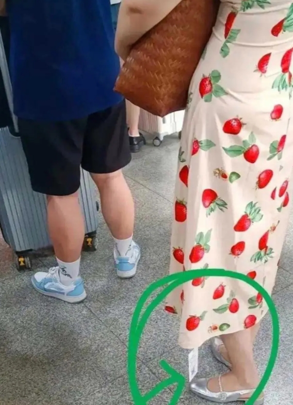 今天在车站看到一美女，偶然发现她穿的裙子上还挂有一个牌子。我真是纳闷极了。这是啥