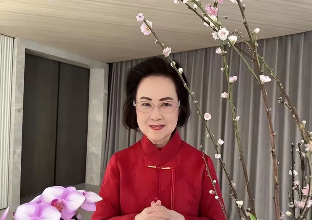 琼瑶自杀身亡！一个时代的刻骨铭心随风而去！

90年代，琼瑶言情小说和金庸武侠小