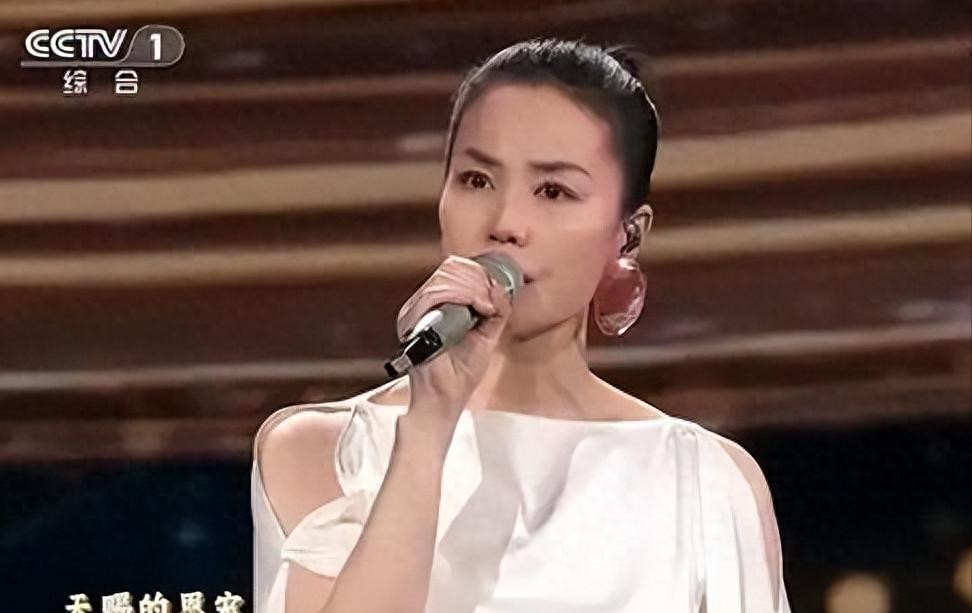 哎，最近谢霆锋一张照片，可把大家伙儿给炸锅了！这事儿啊，跟王菲有关，还牵扯到张柏