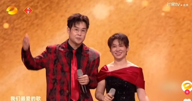 你们发现了吗？
小沈阳夫妇亮相湖南元宵晚会，
一开口小沈阳就不再调上，
但穿着打