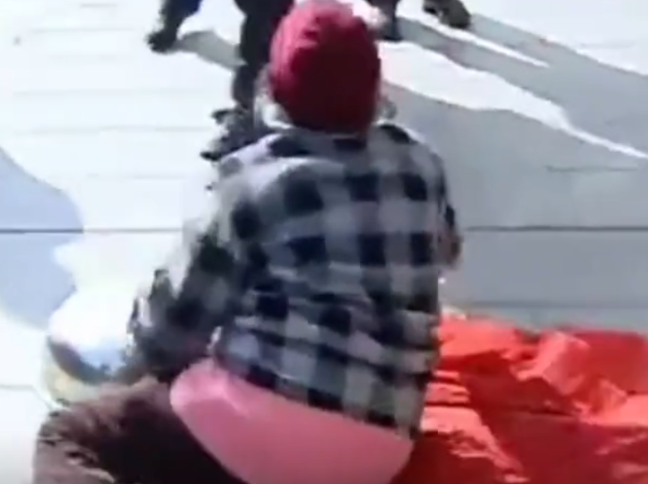 “不给我房子，我就死在这！”为了逼女儿将房子过户给刚出狱的儿子，老人在女婿单位敲