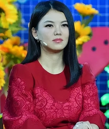 王一博荧屏初吻险遭李湘夺
王一博的荧屏初吻，曾险些在众目睽睽之下被李湘夺走。这段