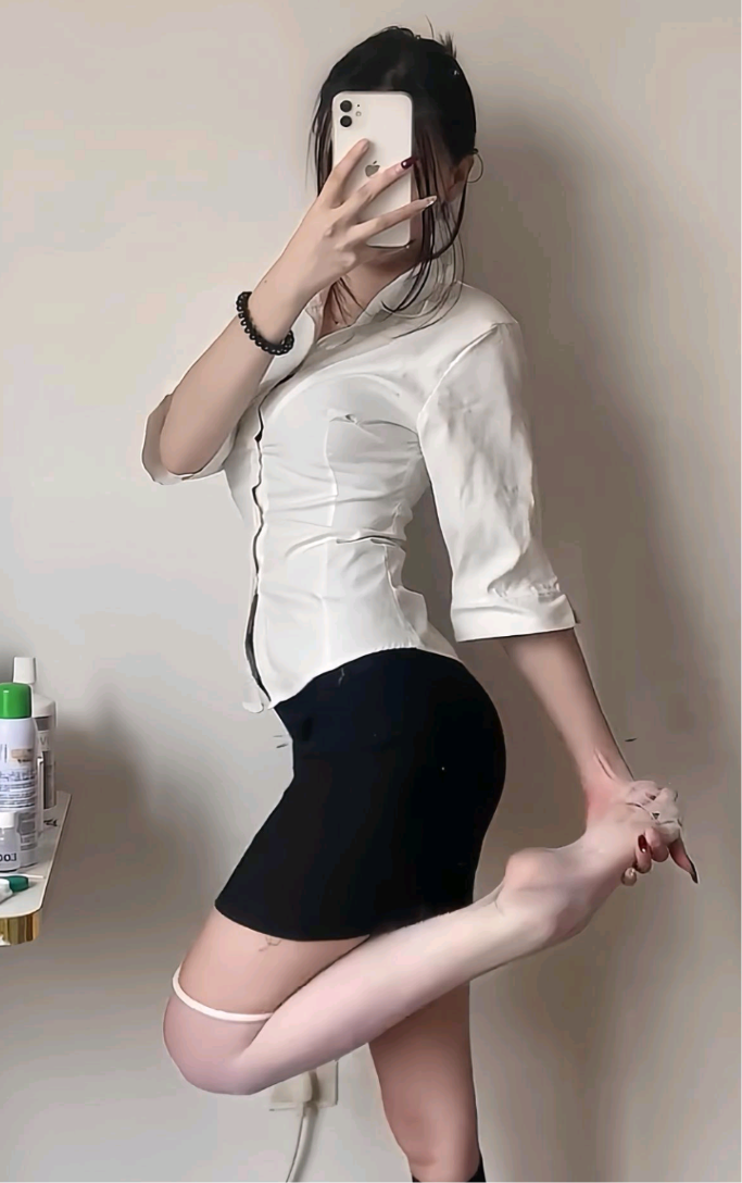 为了这柔韧度，我可真是拼了老命。天天抻胳膊拉腿，跟自己较劲儿，练了足足一个多月，