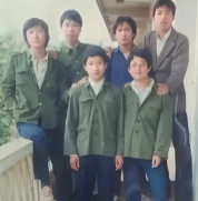 这是同一个宿舍的6个老同学相隔30年的两张合影对比。 30年前，6个小伙子在他们