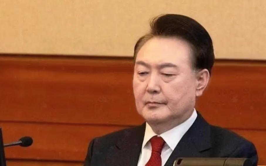 2月20日，韩国总统尹锡悦因涉嫌内乱罪而首次出庭应讯。
创下韩国历史上总统出庭应
