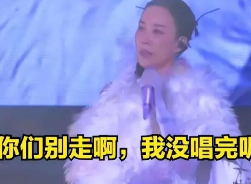 刀郎澳门演唱会Vs那英演唱会
刀郎在澳门演唱会结束后，全体工作人员挥手致意，观众