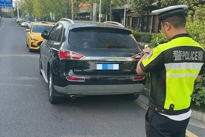 昨天碰到一个事儿
交警在道路边贴条，一辆车已经贴了，车主着急忙慌下来，让交警通融